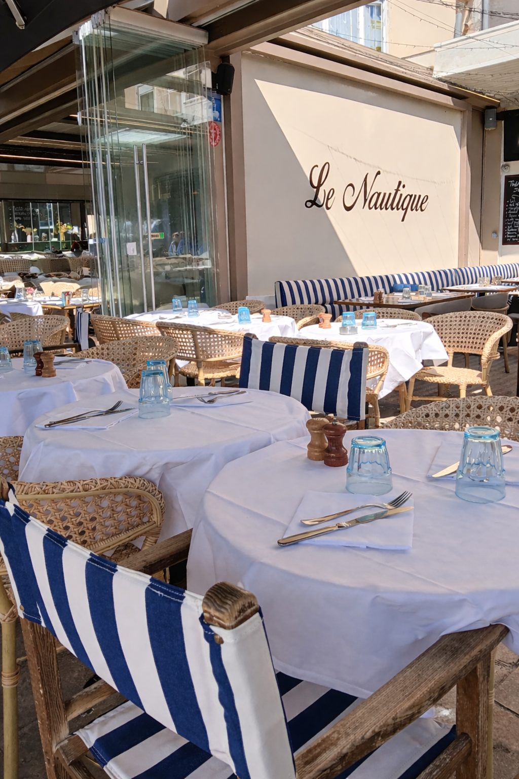 Repas en terrasse au Le Nautique